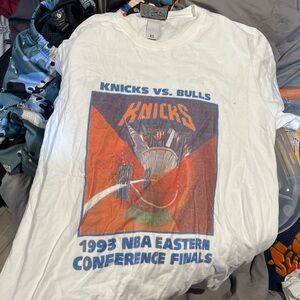 Knicks vintage tee size XL (RUNS SMALL)
